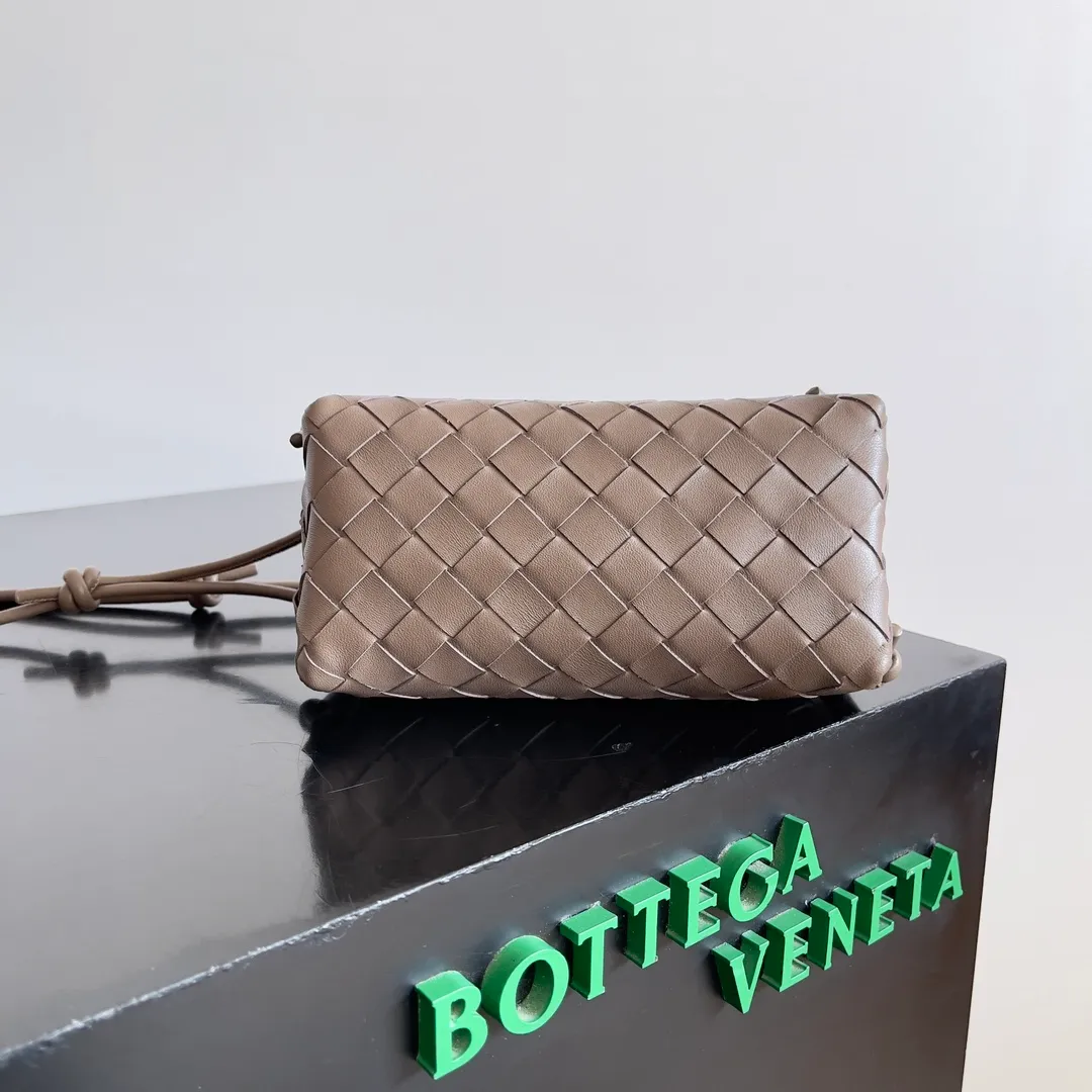 Batch 1260 BV new mini bag ceiling Bottegaveneta new Concert Pouch bag is small and has a large capacity. It can hold a Pro max mobile phone. The shoulder strap is adjustable for cross-body carry. It is very cost-effective when carried on one shoulder. The latest small bag in autumn has a lot of capacity. It can hold 4 short clips. I also tried it and it can hold one of my fists. It is cute, the capacity is touching and the length of the shoulder strap is adjustable for daily commuting. Full score 10 #bv woven bag Style number: 794258 Size: 18.5*11.5*8.5cm